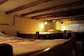 Dormitorio compartido, dormitorio mixto (6 pax) | Tabla de planchar con plancha, camas supletorias, wifi gratis