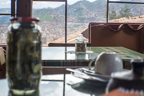 A table with a view of a cityscape through a window. - Samay Wasi Youth Hostel (Cusco)