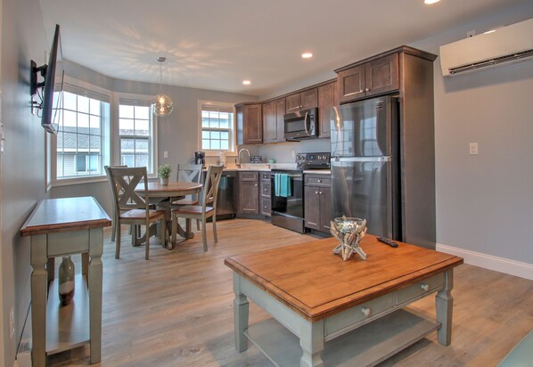 Suite, 1 habitación, cocina, vista a la playa | Área de sala de estar | Televisión de pantalla plana 