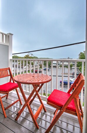 Suite, 1 habitación, cocina, vista a la playa | 1 habitación y caja de seguridad en la habitación 