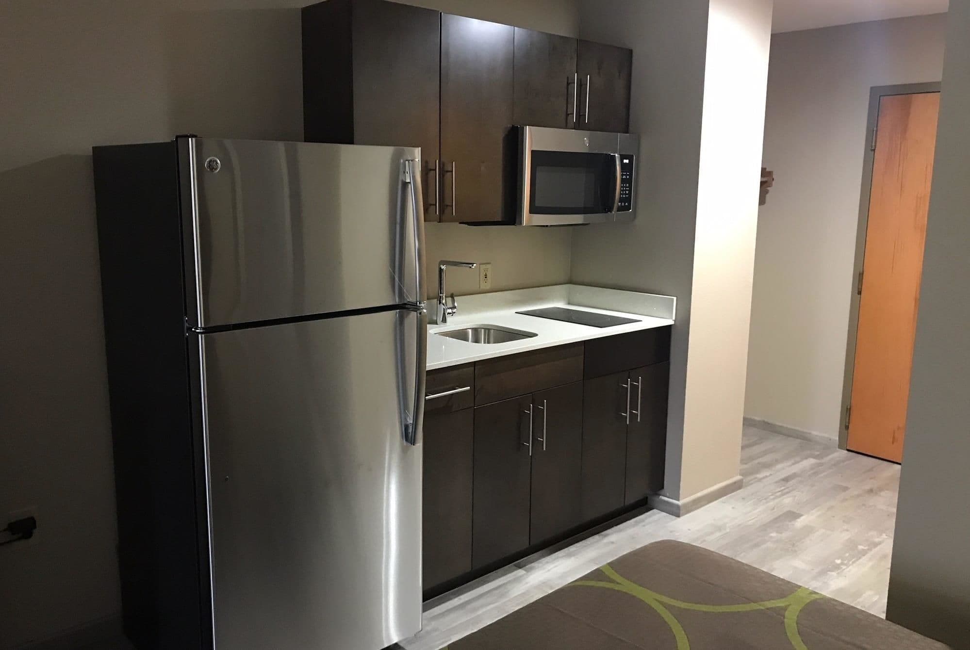 Premium bedding, desk, free cribs/infant beds, free WiFi