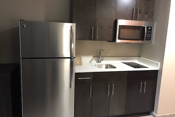 Premium bedding, desk, cribs (free), WiFi (free)