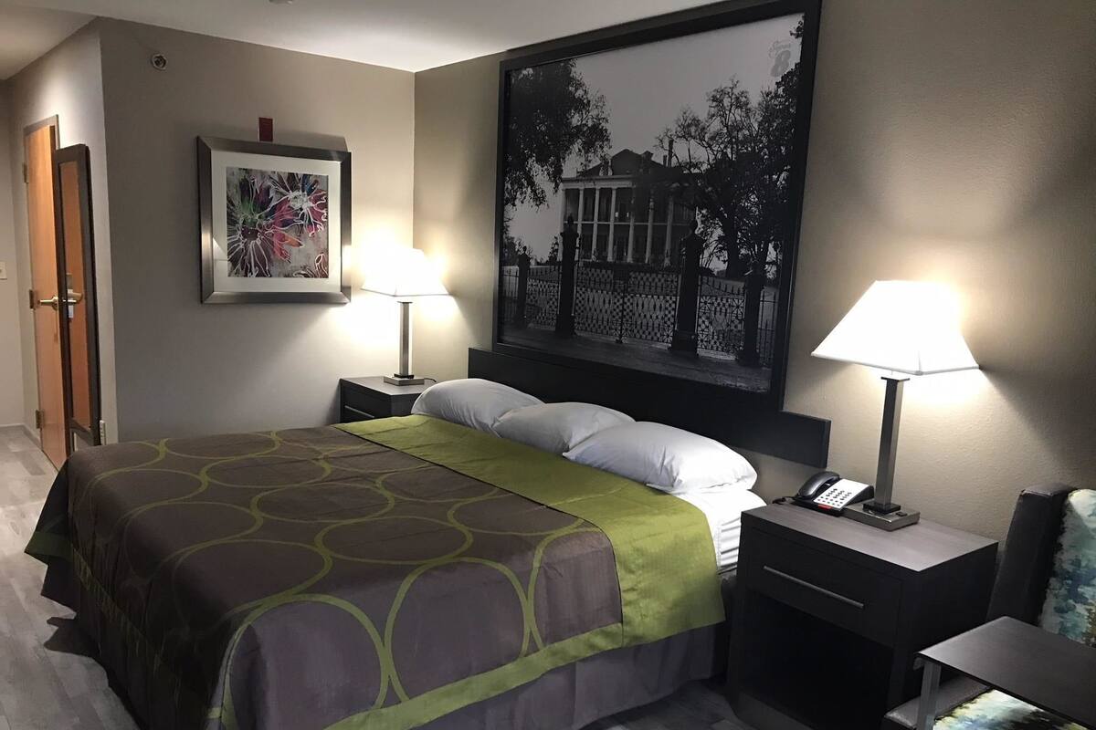 Premium bedding, desk, free cots/infant beds, free WiFi