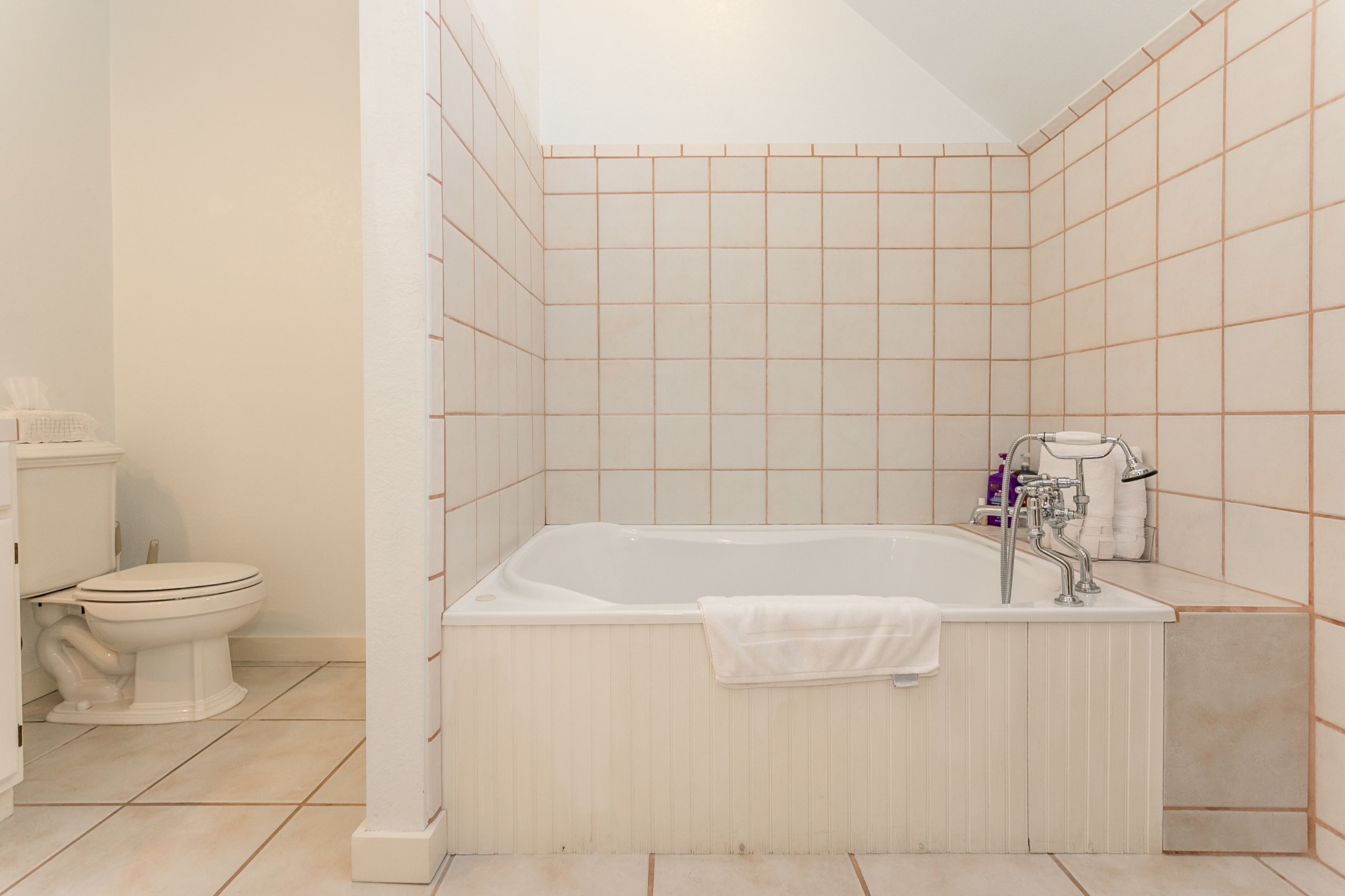 Duplex (Town Creek Warren - Suite A) | Bathroom | Combined shower/bathtub, jetted bath, free toiletries, towels
