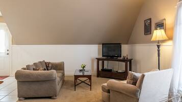 Duplex (Town Creek Warren - Suite B) | Living area | 32-inch flat-screen TV with cable channels, TV