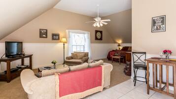 Duplex (Town Creek Warren - Suite B) | Living area | 32-inch flat-screen TV with cable channels, TV