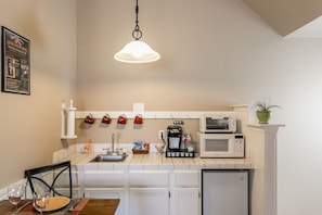 Duplex (Town Creek Warren - Suite B) | Private kitchen | Fridge, microwave, coffee/tea maker