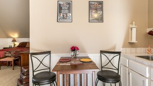 Duplex (Town Creek Warren - Suite B) | In-room dining - Town Creek Warren - Suite B (Fredericksburg)