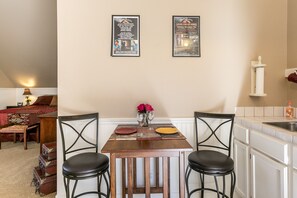 Duplex (Town Creek Warren - Suite B) | In-room dining - Town Creek Warren - Suite B (Fredericksburg)