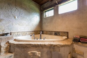 Bathroom - Palo Alto Creek Farm - The Log Cabin (Fredericksburg)