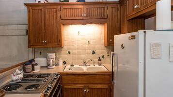 Cabin, 1 Bedroom (Palo Alto Creek Farm - The Log Cabin) | Private kitchen | Fridge, microwave, coffee/tea maker