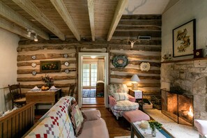 Living area - Palo Alto Creek Farm - The Log Cabin (Fredericksburg)