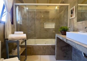 Premium Suite (Master) | Bathroom | Shower, free toiletries, hair dryer, towels - Pousada do Capitão (Florianópolis)