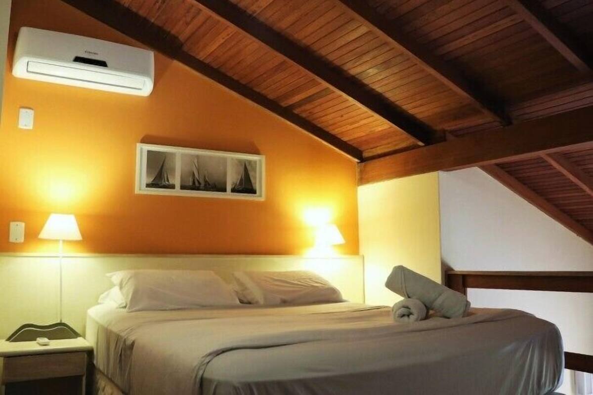 Escritorio, tabla de planchar con plancha y wifi gratis 