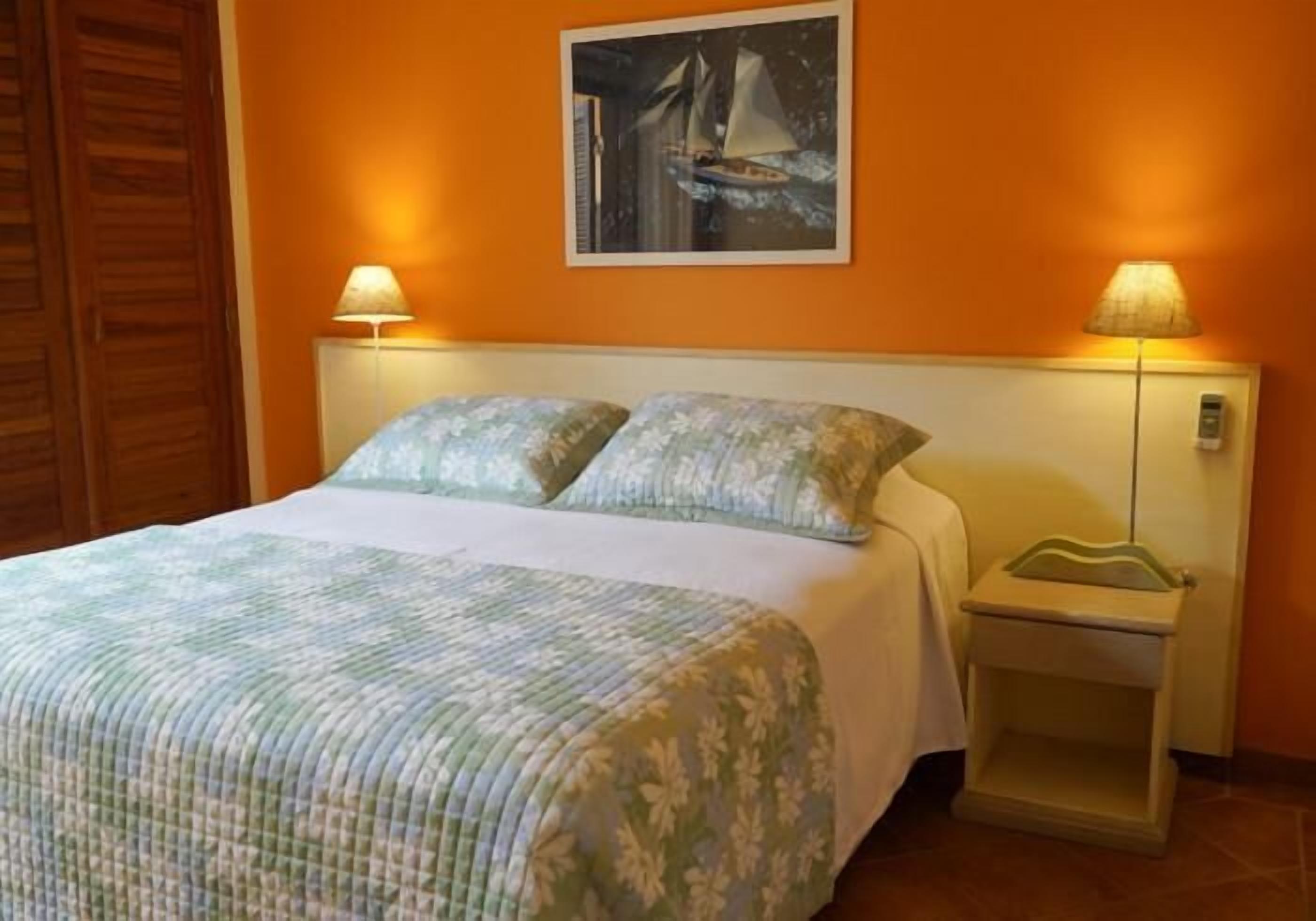 Decoración personalizada, muebles diferentes y escritorio 