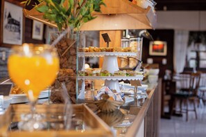 Café da manhã com buffet grátis todos os dias