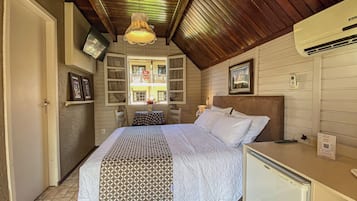 Deluxe Cabin | Minibar, individually decorated, individually furnished, desk