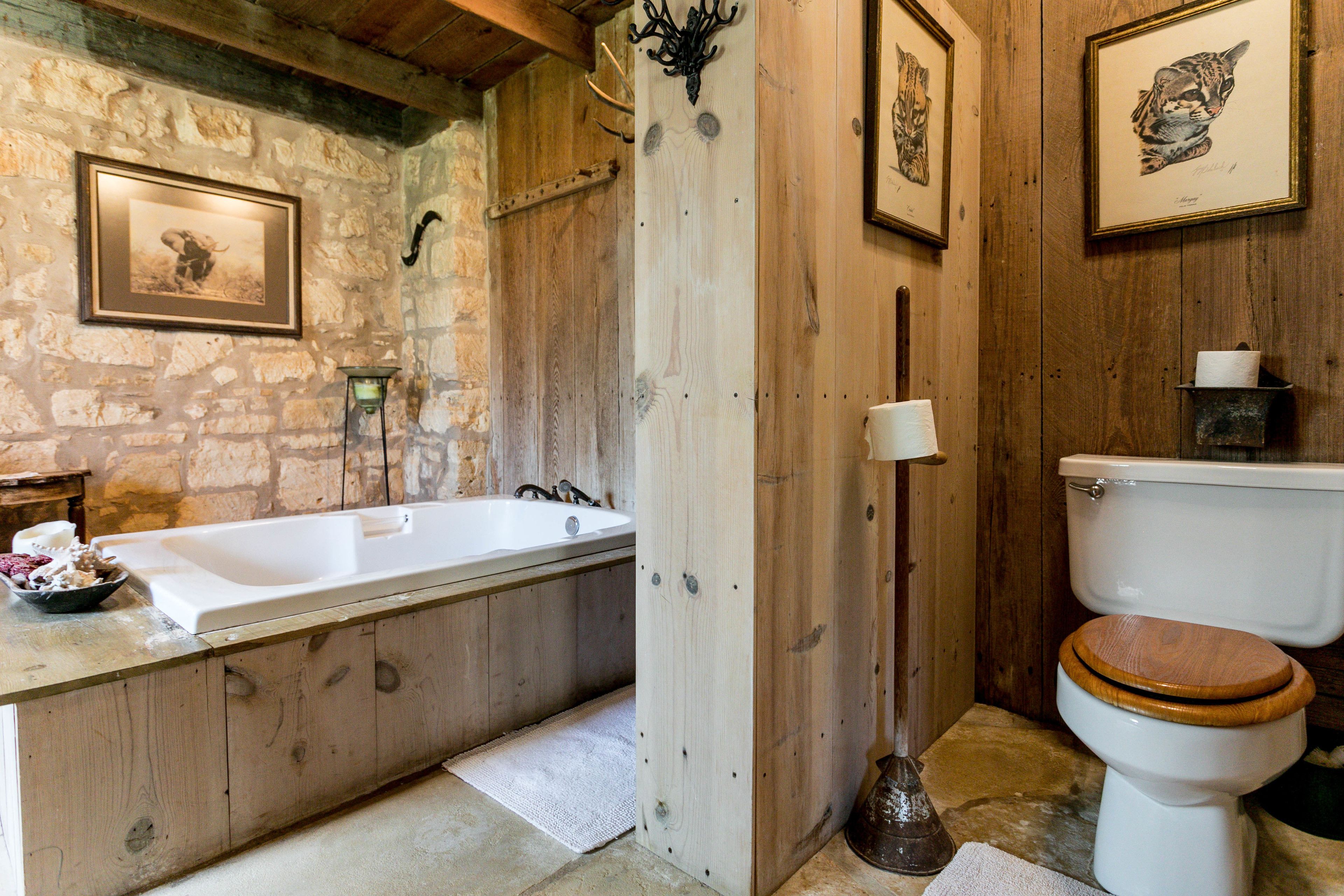 House, 1 King Bed (Palo Alto Creek - The Barn) | Bathroom | Shower, free toiletries, bathrobes, towels