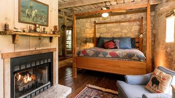 House, 1 King Bed (Palo Alto Creek - The Barn) | Individually decorated