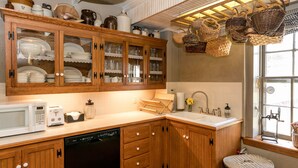 House, 2 Bedrooms (Palo Alto Creek Farm - Itz Farmhouse) | Private kitchen | Coffee/tea maker, fridge, microwave, oven