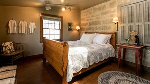 House, 2 Bedrooms (Palo Alto Creek Farm - Itz Farmhouse) | 2 bedrooms, individually decorated, individually furnished