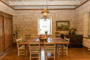 House, 2 Bedrooms (Palo Alto Creek Farm - Itz Farmhouse) | In-room dining