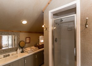 House, 2 Bedrooms (Palo Alto Creek Farm - Itz Farmhouse) | Bathroom shower