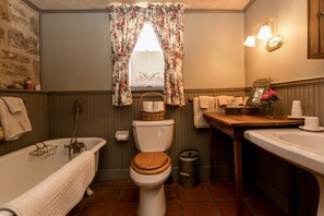 Bathroom - Palo Alto Creek Farm - The Itz Farmhouse (Fredericksburg)