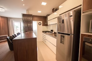 Refrigerador, microondas, horno, utensilios de cocina