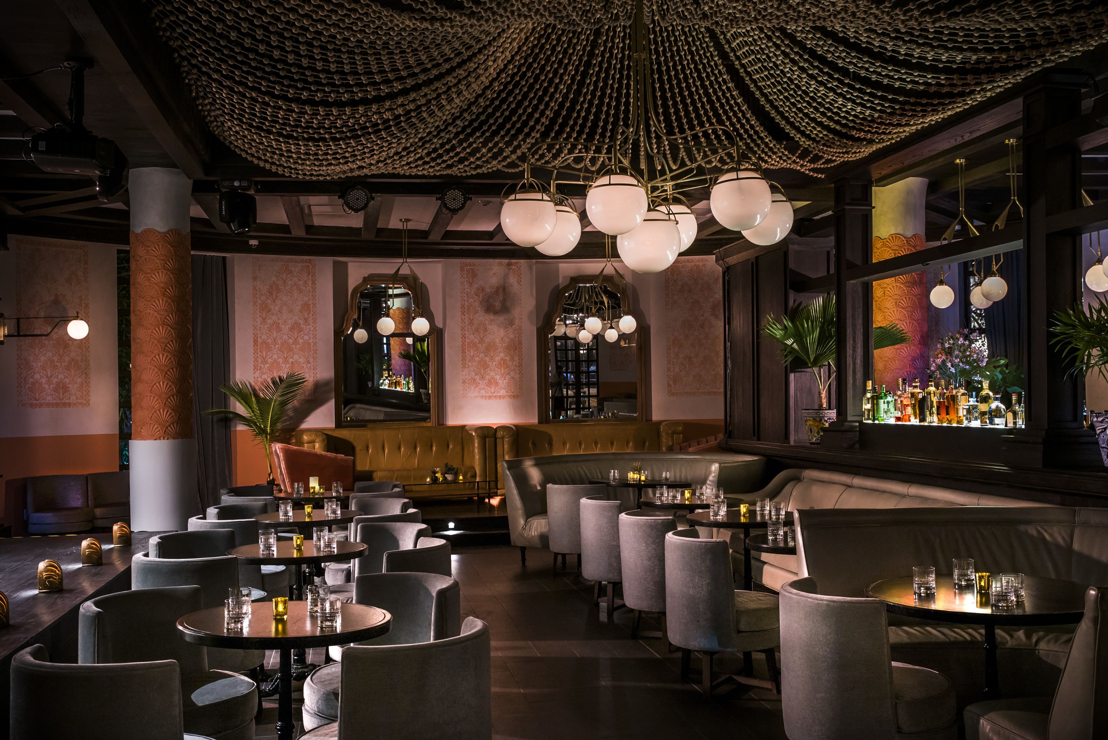 5 restaurants; breakfast, lunch and dinner served 