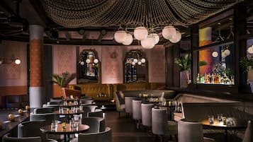 5 restaurants; breakfast, lunch and dinner served