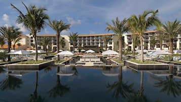 3 piscinas al aire libre, tumbonas