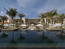 3 piscinas externas, espreguiçadeiras