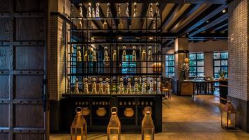 5 restaurants; breakfast, lunch, and dinner served
