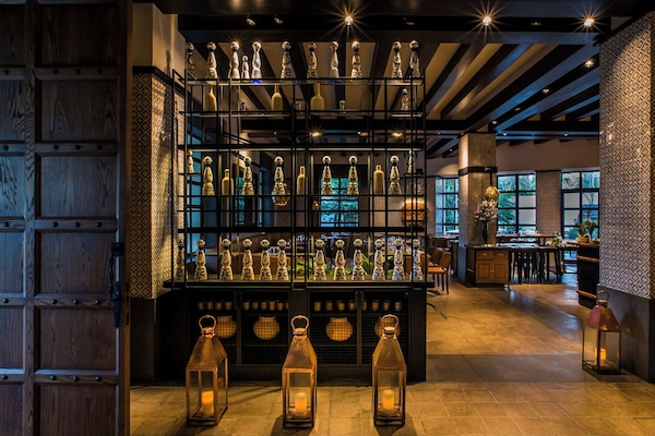 5 restaurants; breakfast, lunch, and dinner served