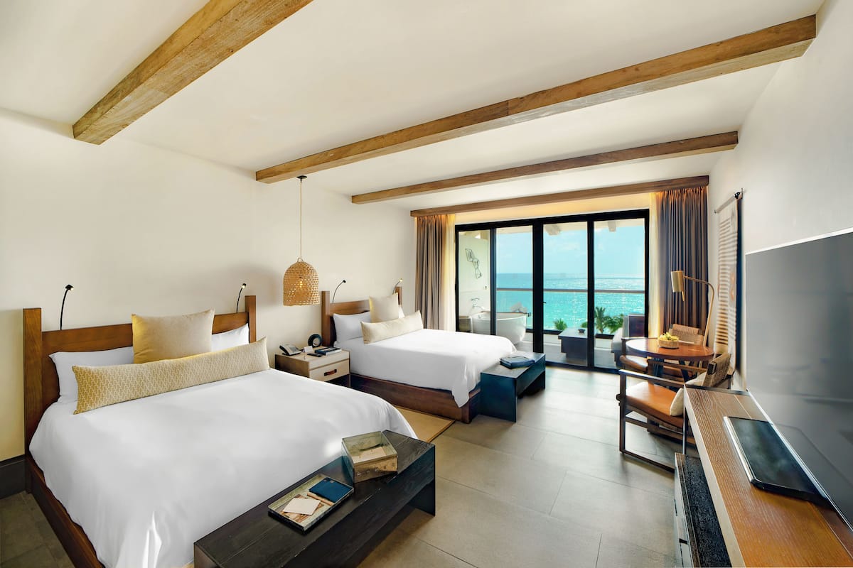 Cubrecamas y minibar con artículos gratuitos