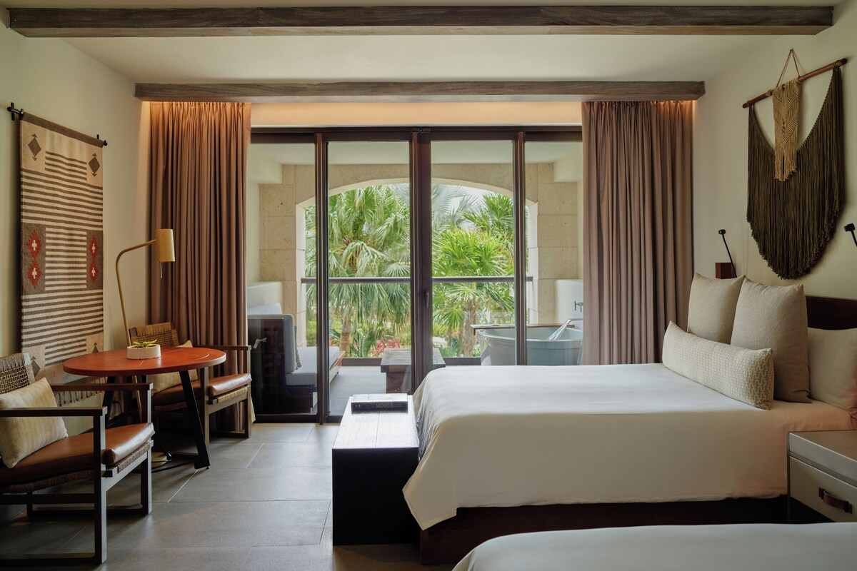 Alcoba Tropical View - Queen beds | Down comforters, minibar (free items), in-room safe, desk