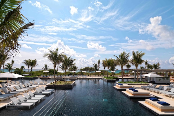 3 piscinas al aire libre, tumbonas