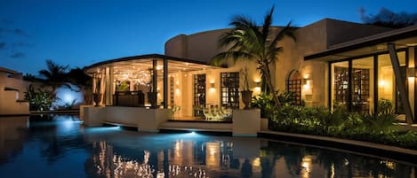 5 restaurants, breakfast, lunch, dinner served; Mexican cuisine
