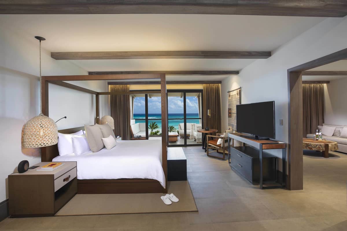 Cubrecamas y minibar con artículos gratuitos
