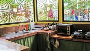 A kitchen with a sink, a toaster, and a stove. - La Casita del Sol (Cahuita)