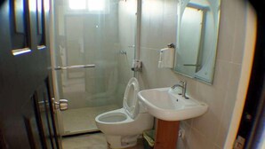 Shower, towels - Hotel Cristina (Bocas del Toro)