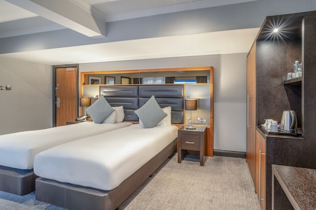 Caja de seguridad en la habitación y escritorio . Felbridge Gatwick Hotel & Spa