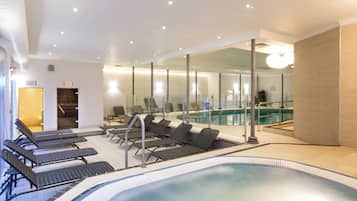 Indendørs pool, åben fra kl. 08.00 til kl. 21.00, liggestole