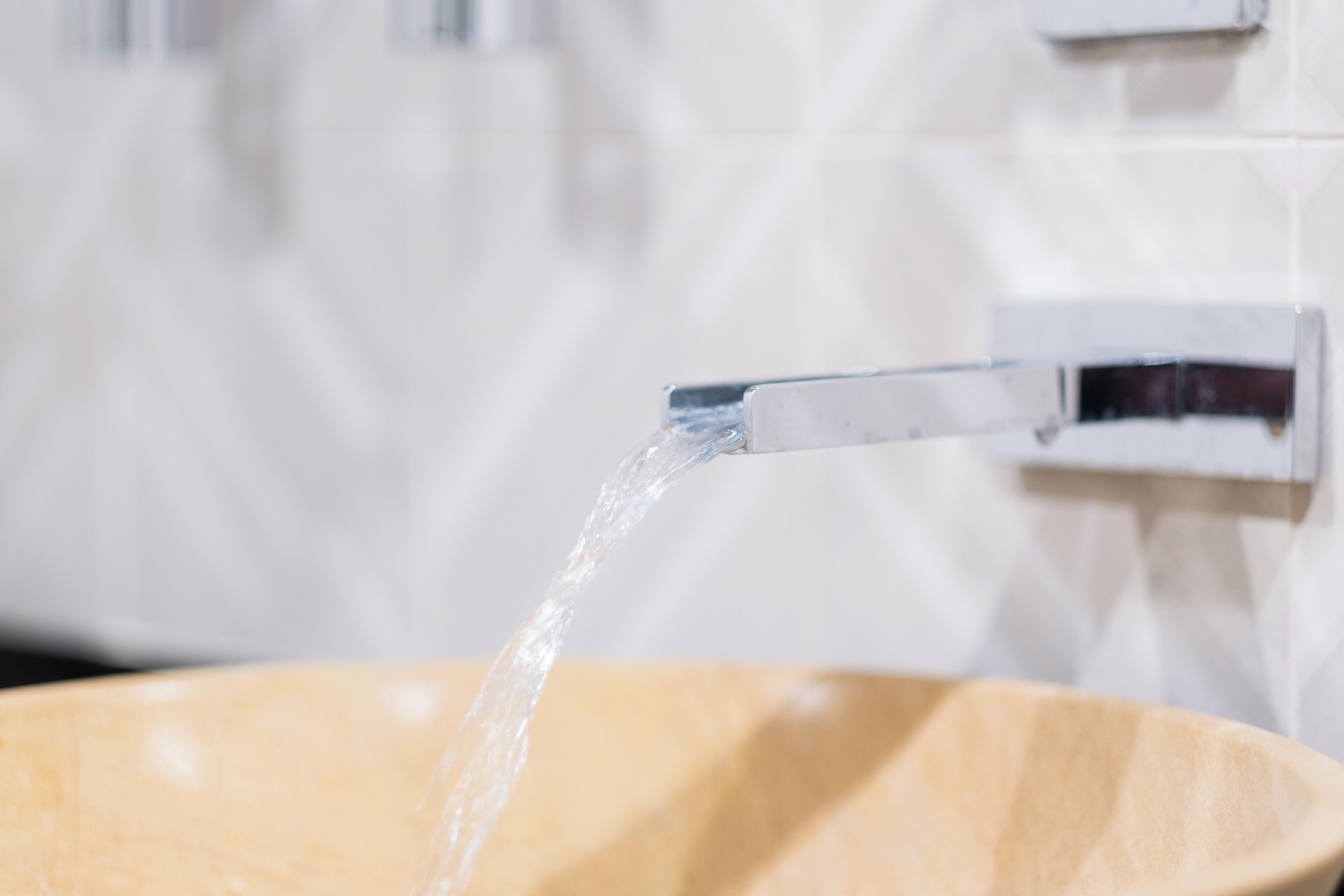 Un baño con un lavabo de madera y un grifo.