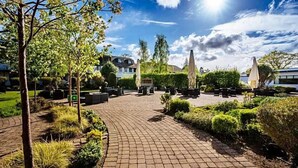 BBQ/picnic area - Felbridge Gatwick Hotel & Spa (East Grinstead)