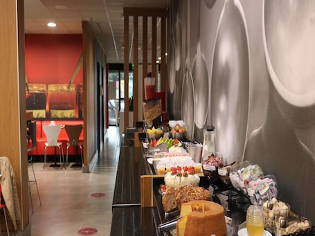 Daily full breakfast (BRL 40 per person)