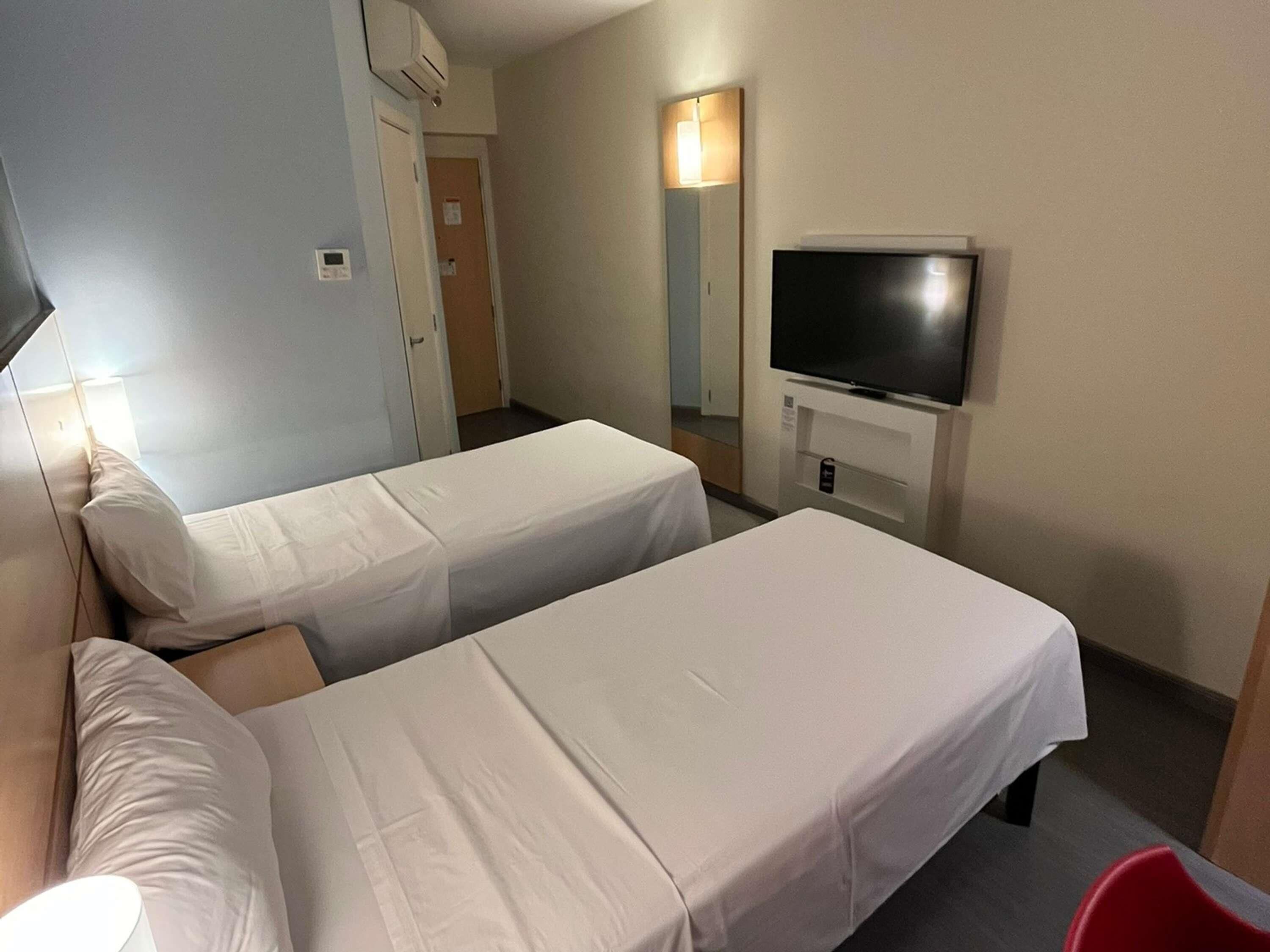 standard room, 2 single beds | minibar, desk, blackout curtains, soundproofing