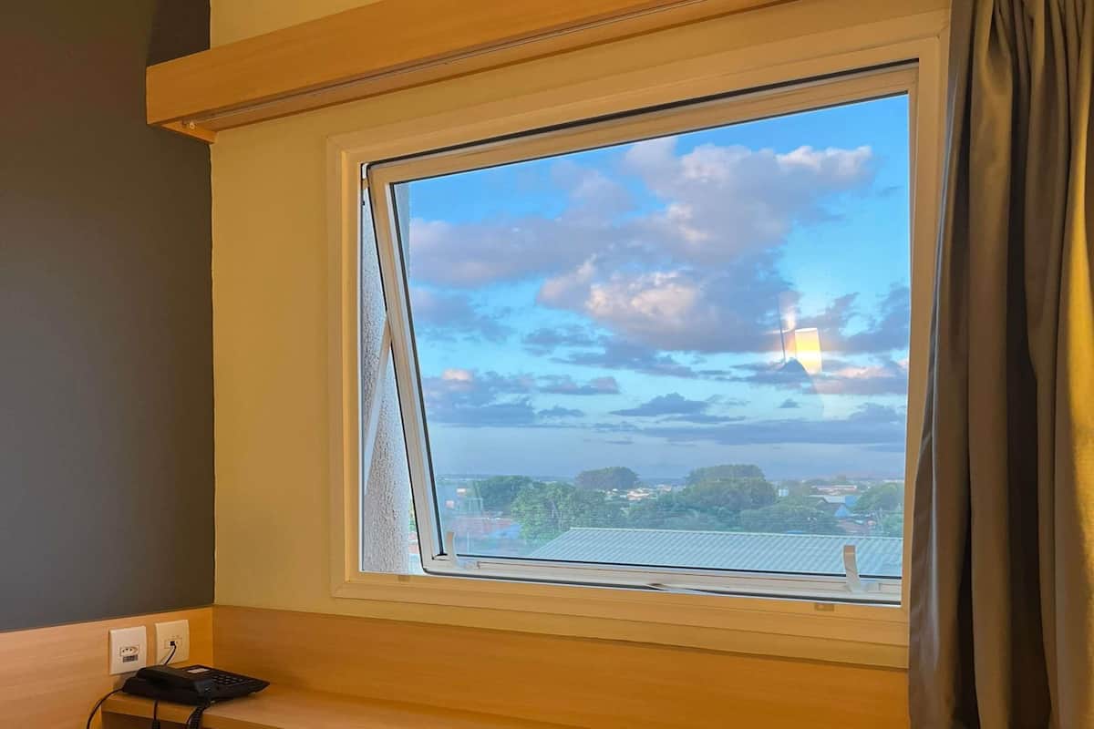 Habitació estàndard, 1 llit doble | Minibar, escriptori, cortines opaques i habitacions insonoritzades