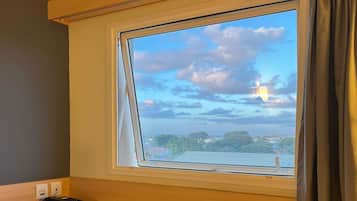 Standard Room, 1 Double Bed | Minibar, desk, blackout drapes, soundproofing